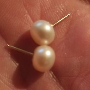 FOR SALES.. Authentic 'Japenes Akoya Gold Posts Earrings